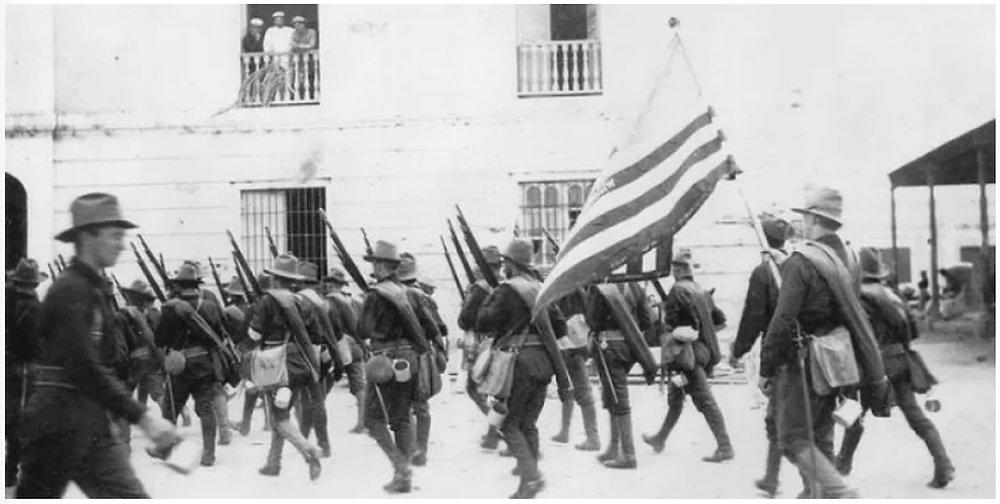 Tropas marchando por Puerto Rico